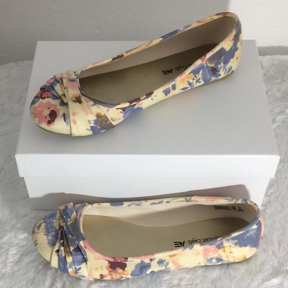 American Eagle Outfitters Shoes - American Eagle Outfitters Canvas Floral Flats